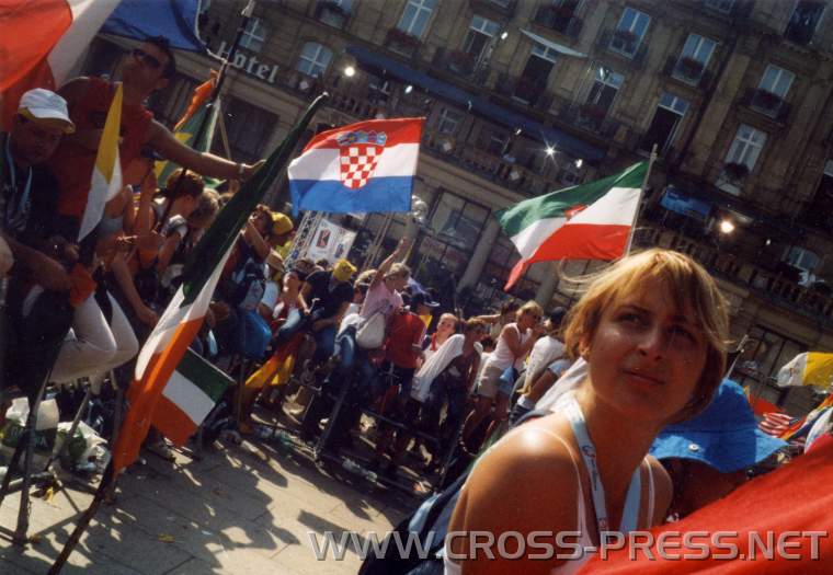 2005.08.18.-kroatienfahne und maria Die kroatische Fahne und Maria.